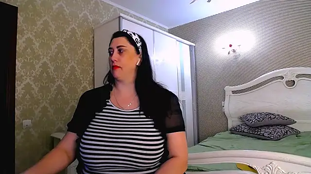 Evelyn Shy online show from 25, 2, 2025