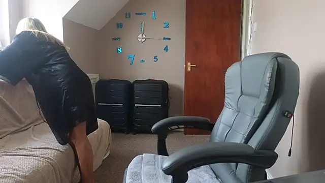 Snapshot of hollyjanesmith chatting on 8, 10, 2025 hollyjanesmith online show from 8, 10, 2025