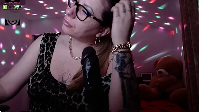Snapshot of SonyaDevon chatting on 4, 1, 2025 SonyaDevon online show from 4, 1, 2025