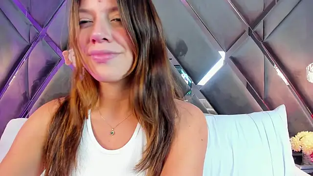 Snapshot of emperatriz_reyes chatting on 5, 3, 2025 emperatriz reyes online show from 5, 3, 2025