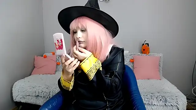 Estheri online show from 28, 10, 2025