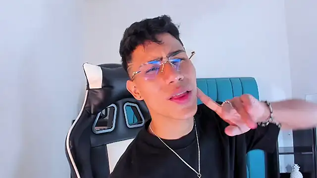 Snapshot of AlanNaughty chatting on 6, 2, 2025 AlanNaughty online show from 6, 2, 2025