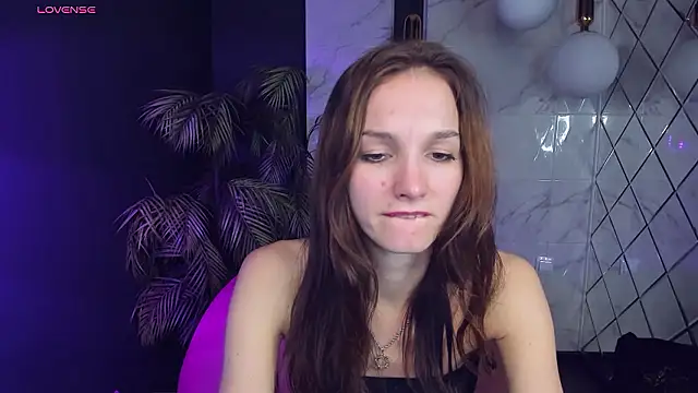 Snapshot of MirandaGlow chatting on 5, 12, 2024 MirandaGlow online show from 5, 12, 2024