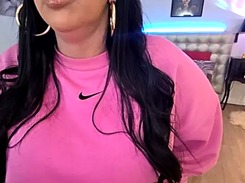 Snapshot of TiffanyRoxx chatting on 27, 11, 2025 TiffanyRoxx online show from 27, 11, 2025