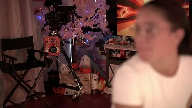 Nikki Torres online show from 6, 11, 2025