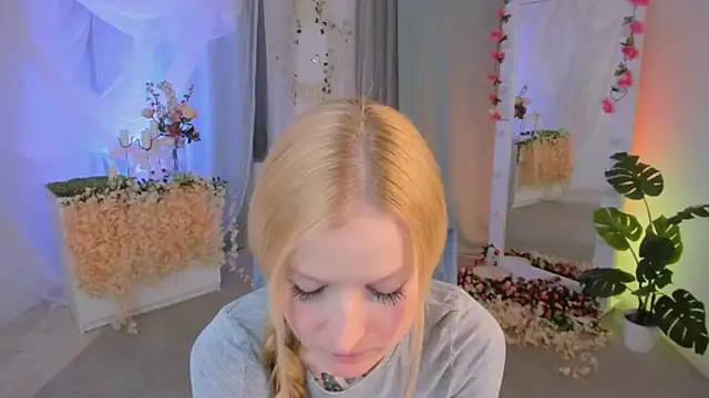 Laly Peach online show from 10, 2, 2025