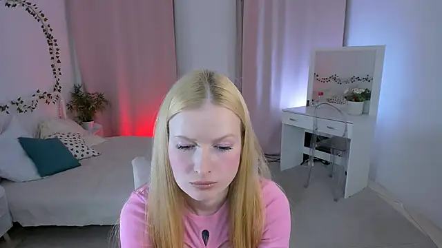 Laly Peach online show from 2, 10, 2025