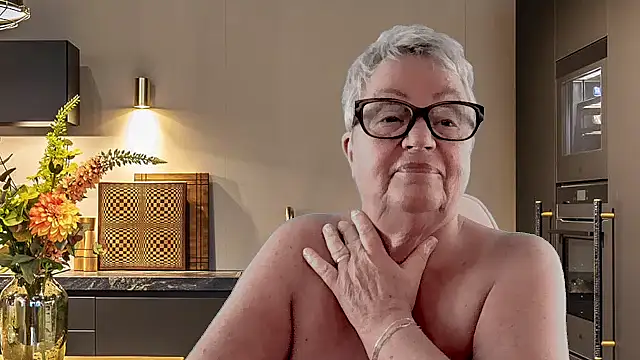 GrannyChrissy68 online show from 3, 3, 2026