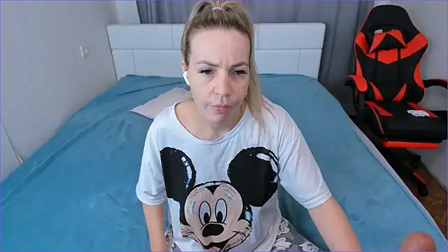 Snapshot of DreamGirl225 chatting on 22, 10, 2025 DreamGirl225 online show from 22, 10, 2025