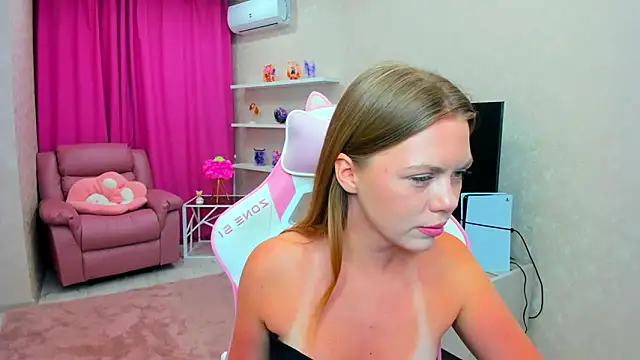 Strawberrye online show from 3, 2, 2026