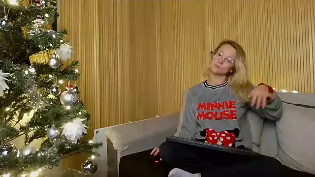 Snapshot of little-leni chatting on 6, 12, 2024 little-leni online show from 6, 12, 2024