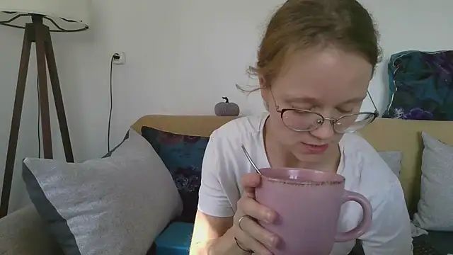 Snapshot of little-leni chatting on 23, 10, 2025 little-leni online show from 23, 10, 2025