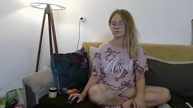 Snapshot of little-leni chatting on 4, 11, 2025 little-leni online show from 4, 11, 2025