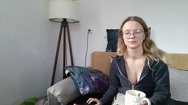 Snapshot of little-leni chatting on 25, 11, 2025 little-leni online show from 25, 11, 2025