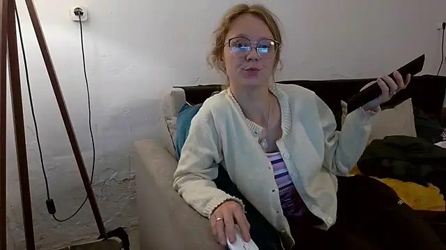 Snapshot of little-leni chatting on 2, 6, 2026 little-leni online show from 2, 6, 2026