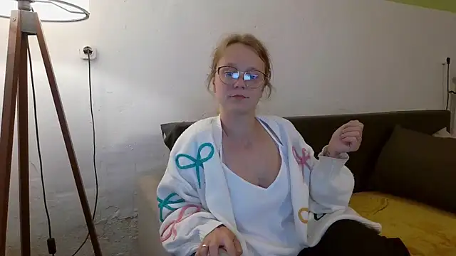 Snapshot of little-leni chatting on 5, 6, 2026 little-leni online show from 5, 6, 2026