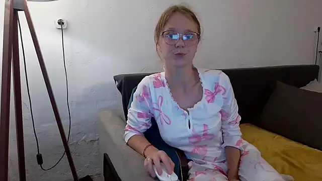 Snapshot of little-leni chatting on 6, 6, 2026 little-leni online show from 6, 6, 2026