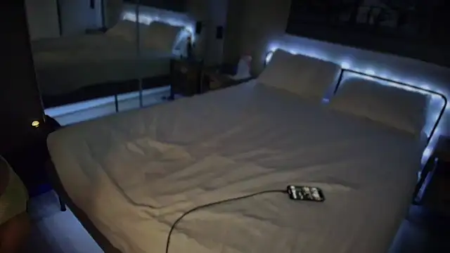 Snapshot of MikyFoxx chatting on 5, 1, 2025 MikyFoxx online show from 5, 1, 2025