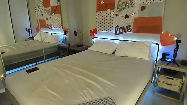 Snapshot of MikyFoxx chatting on 18, 2, 2025 MikyFoxx online show from 18, 2, 2025