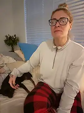 Snapshot of HollyTattoo chatting on 8, 12, 2024 HollyTattoo online show from 8, 12, 2024