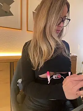 Snapshot of Etwas_neugierig chatting on 15, 1, 2025 Etwas neugierig online show from 15, 1, 2025