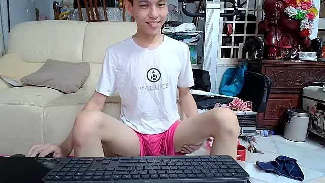 Snapshot of andrewooi chatting on 4, 1, 2025 andrewooi online show from 4, 1, 2025