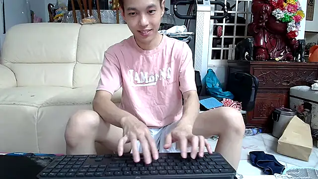 Snapshot of andrewooi chatting on 5, 1, 2025 andrewooi online show from 5, 1, 2025