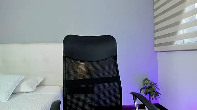 NataliaBuiles online show from 20, 2, 2025