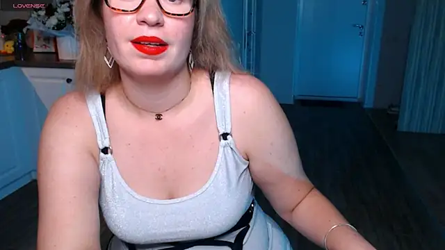 Snapshot of HotTiffani chatting on 10, 9, 2025 HotTiffani online show from 10, 9, 2025