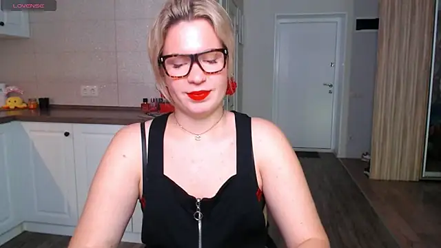 Snapshot of HotTiffani chatting on 24, 9, 2025 HotTiffani online show from 24, 9, 2025