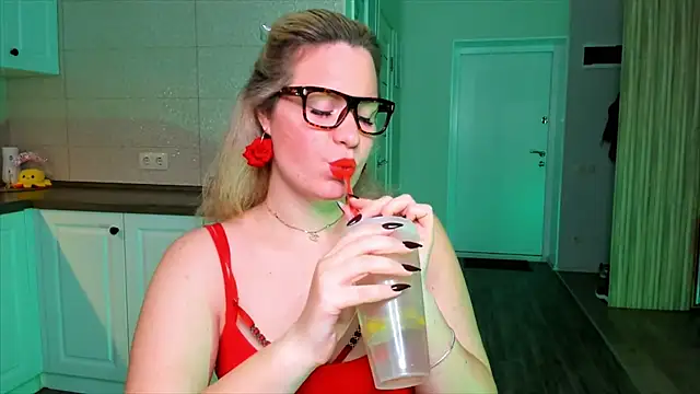 Snapshot of HotTiffani chatting on 6, 10, 2025 HotTiffani online show from 6, 10, 2025