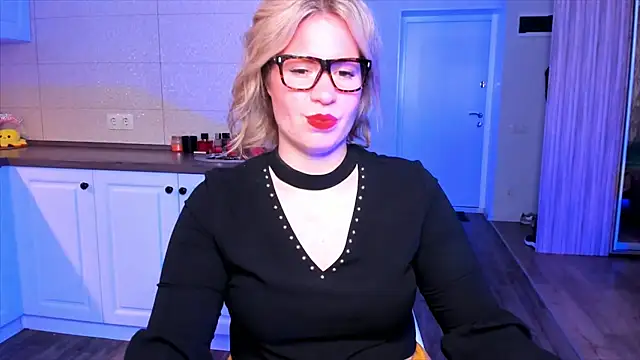 Snapshot of HotTiffani chatting on 8, 10, 2025 HotTiffani online show from 8, 10, 2025