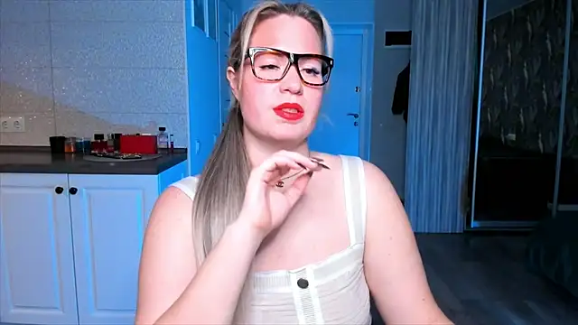 Snapshot of HotTiffani chatting on 18, 10, 2025 HotTiffani online show from 18, 10, 2025