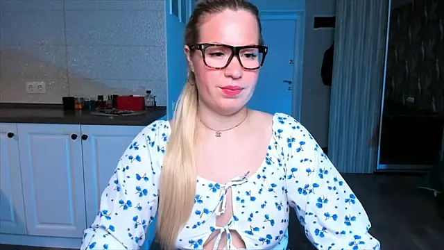 Snapshot of HotTiffani chatting on 21, 10, 2025 HotTiffani online show from 21, 10, 2025