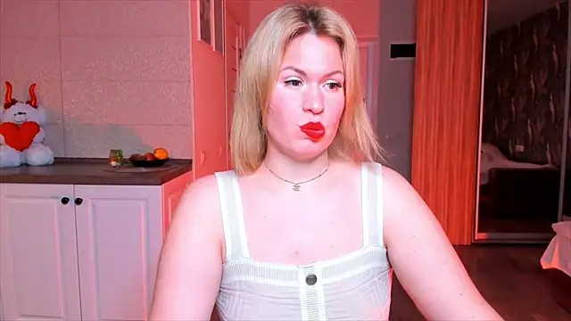 Snapshot of HotTiffani chatting on 7, 11, 2025 HotTiffani online show from 7, 11, 2025