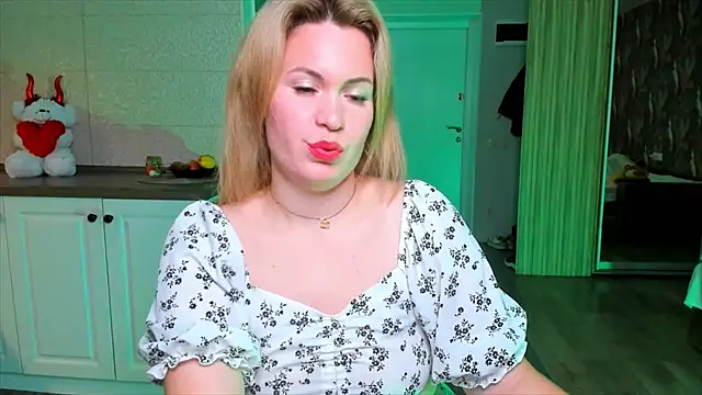 Snapshot of HotTiffani chatting on 8, 11, 2025 HotTiffani online show from 8, 11, 2025