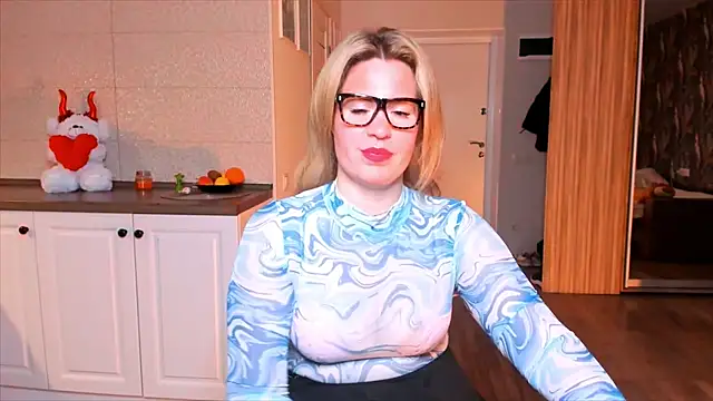 Snapshot of HotTiffani chatting on 9, 11, 2025 HotTiffani online show from 9, 11, 2025