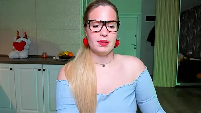 Snapshot of HotTiffani chatting on 23, 11, 2025 HotTiffani online show from 23, 11, 2025