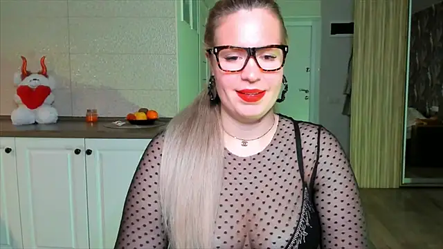 Snapshot of HotTiffani chatting on 30, 11, 2025 HotTiffani online show from 30, 11, 2025