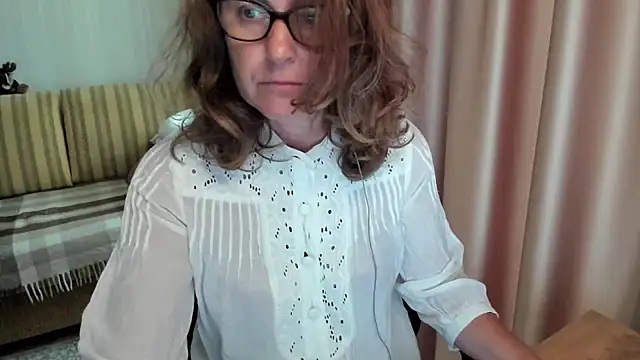 Snapshot of lauraoven chatting on 3, 7, 2026 lauraoven online show from 3, 7, 2026