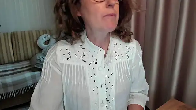 Snapshot of lauraoven chatting on 12, 7, 2026 lauraoven online show from 12, 7, 2026