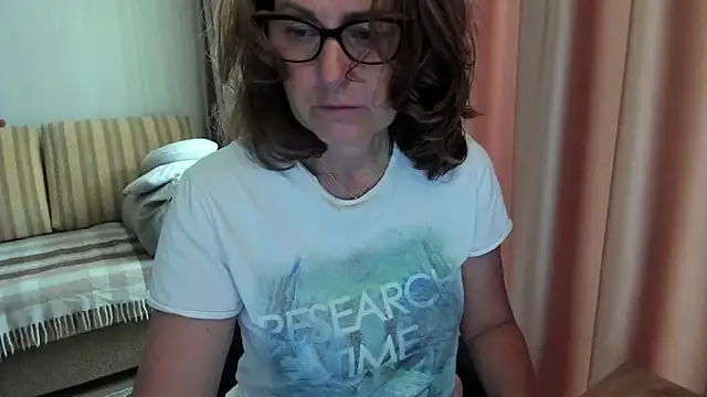 Snapshot of lauraoven chatting on 15, 7, 2026 lauraoven online show from 15, 7, 2026