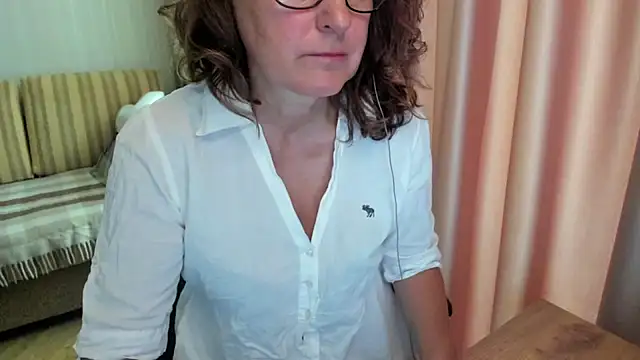 Snapshot of lauraoven chatting on 17, 7, 2026 lauraoven online show from 17, 7, 2026