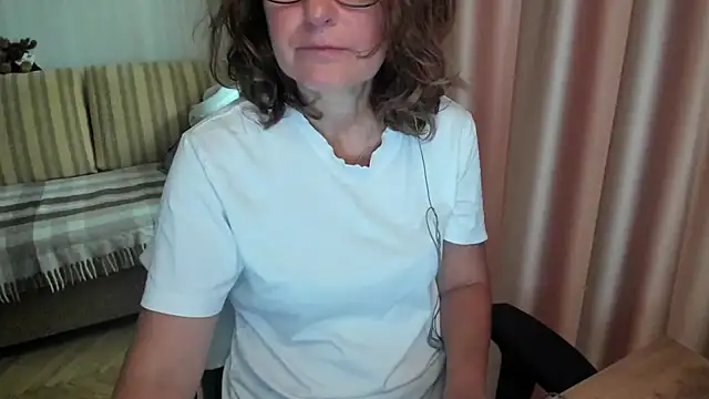 Snapshot of lauraoven chatting on 24, 7, 2026 lauraoven online show from 24, 7, 2026