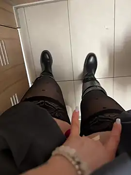 Snapshot of Wet__Bunny chatting on 1, 3, 2025 Wet Bunny online show from 1, 3, 2025