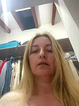 Snapshot of moniquerainx chatting on 14, 12, 2025 moniquerainx online show from 14, 12, 2025