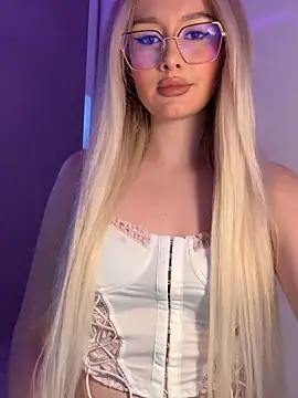 Snapshot of mollyxxx chatting on 5, 1, 2025 mollyxxx online show from 5, 1, 2025