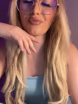 Snapshot of mollyxxx chatting on 9, 2, 2025 mollyxxx online show from 9, 2, 2025