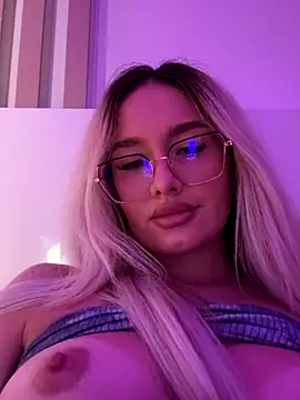 Snapshot of mollyxxx chatting on 9, 10, 2025 mollyxxx online show from 9, 10, 2025