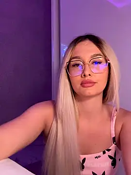 Snapshot of mollyxxx chatting on 13, 10, 2025 mollyxxx online show from 13, 10, 2025